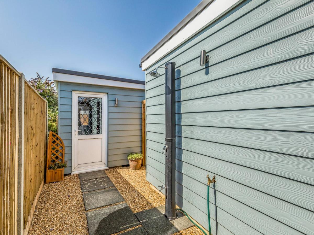 Pass The Keys Charming Chalet A Stones Throw From The Beach Chichester Exterior foto