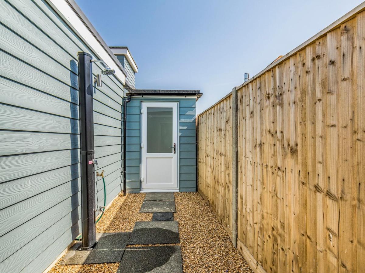 Pass The Keys Charming Chalet A Stones Throw From The Beach Chichester Exterior foto