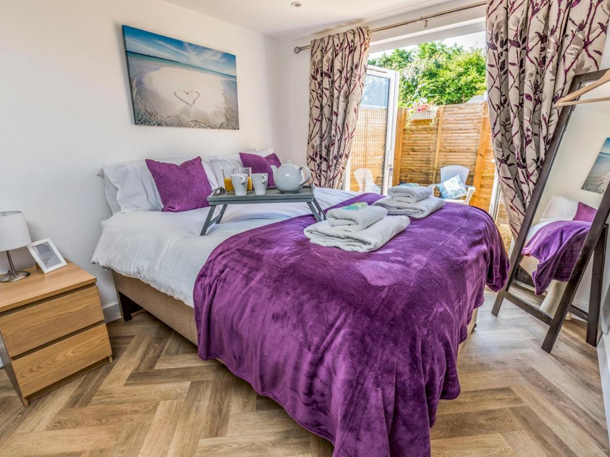 Pass The Keys Charming Chalet A Stones Throw From The Beach Chichester Exterior foto