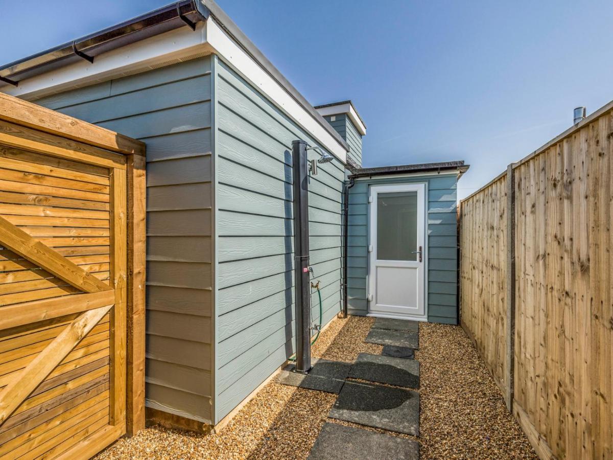 Pass The Keys Charming Chalet A Stones Throw From The Beach Chichester Exterior foto