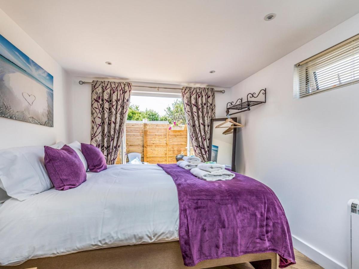 Pass The Keys Charming Chalet A Stones Throw From The Beach Chichester Exterior foto