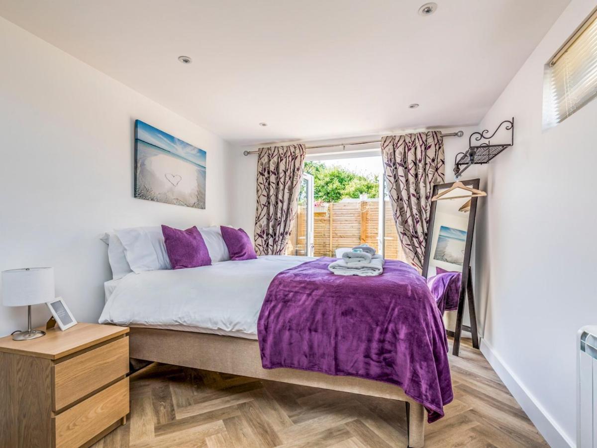 Pass The Keys Charming Chalet A Stones Throw From The Beach Chichester Exterior foto