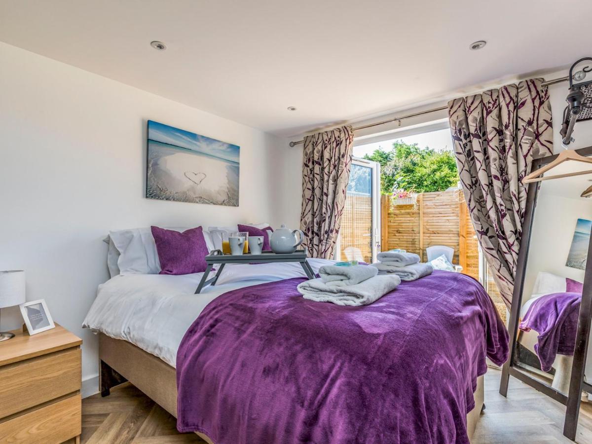 Pass The Keys Charming Chalet A Stones Throw From The Beach Chichester Exterior foto
