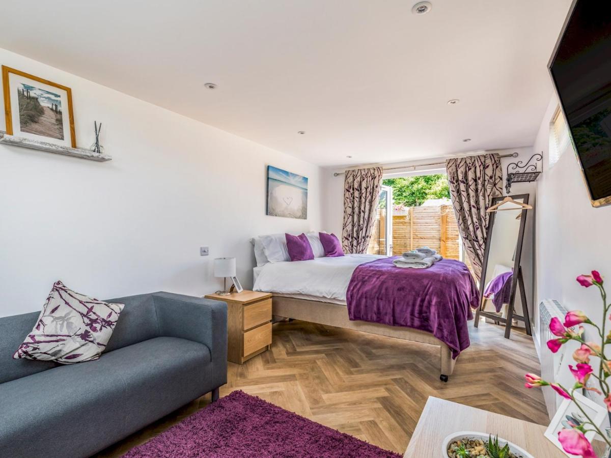 Pass The Keys Charming Chalet A Stones Throw From The Beach Chichester Exterior foto