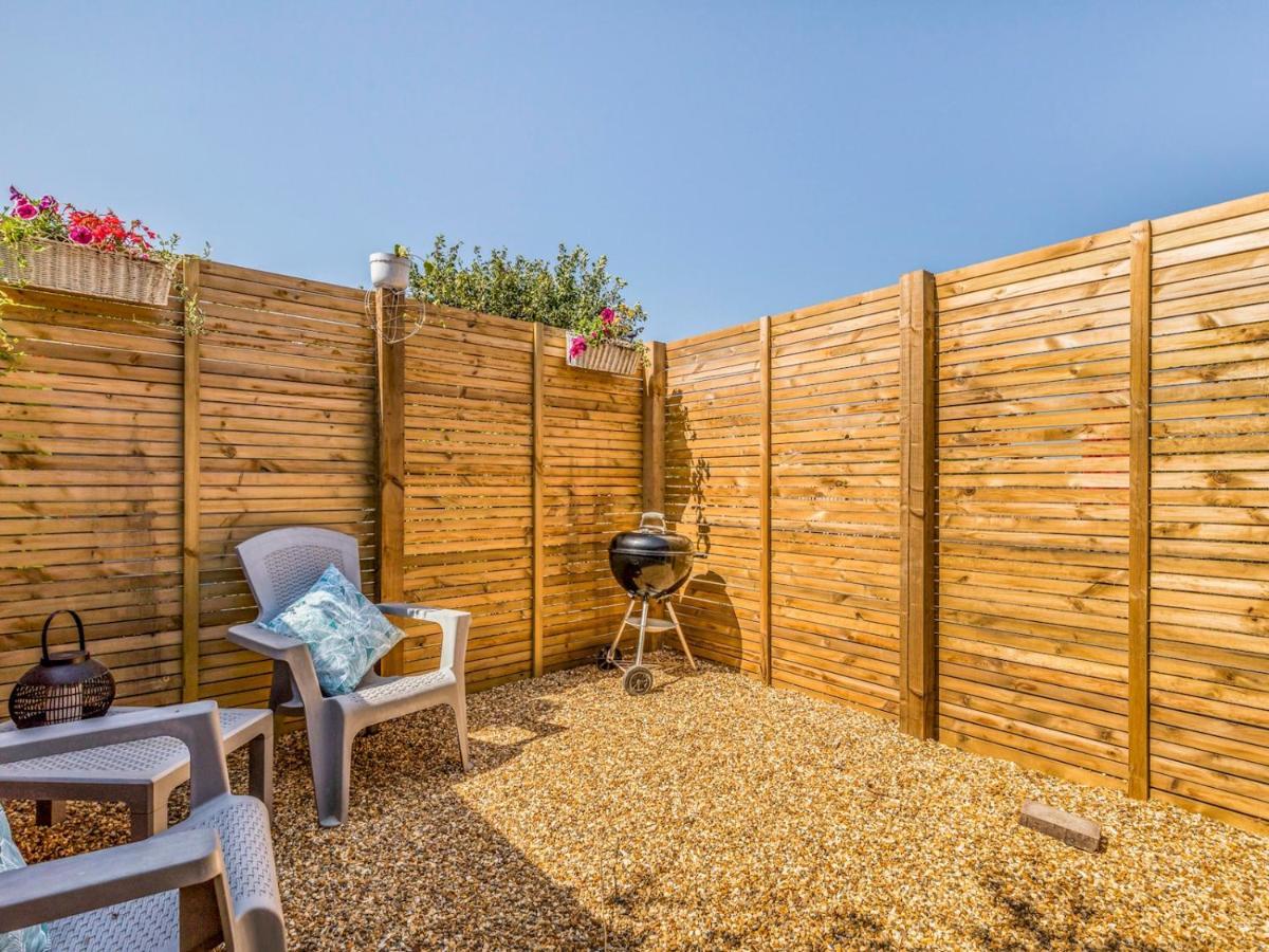 Pass The Keys Charming Chalet A Stones Throw From The Beach Chichester Exterior foto