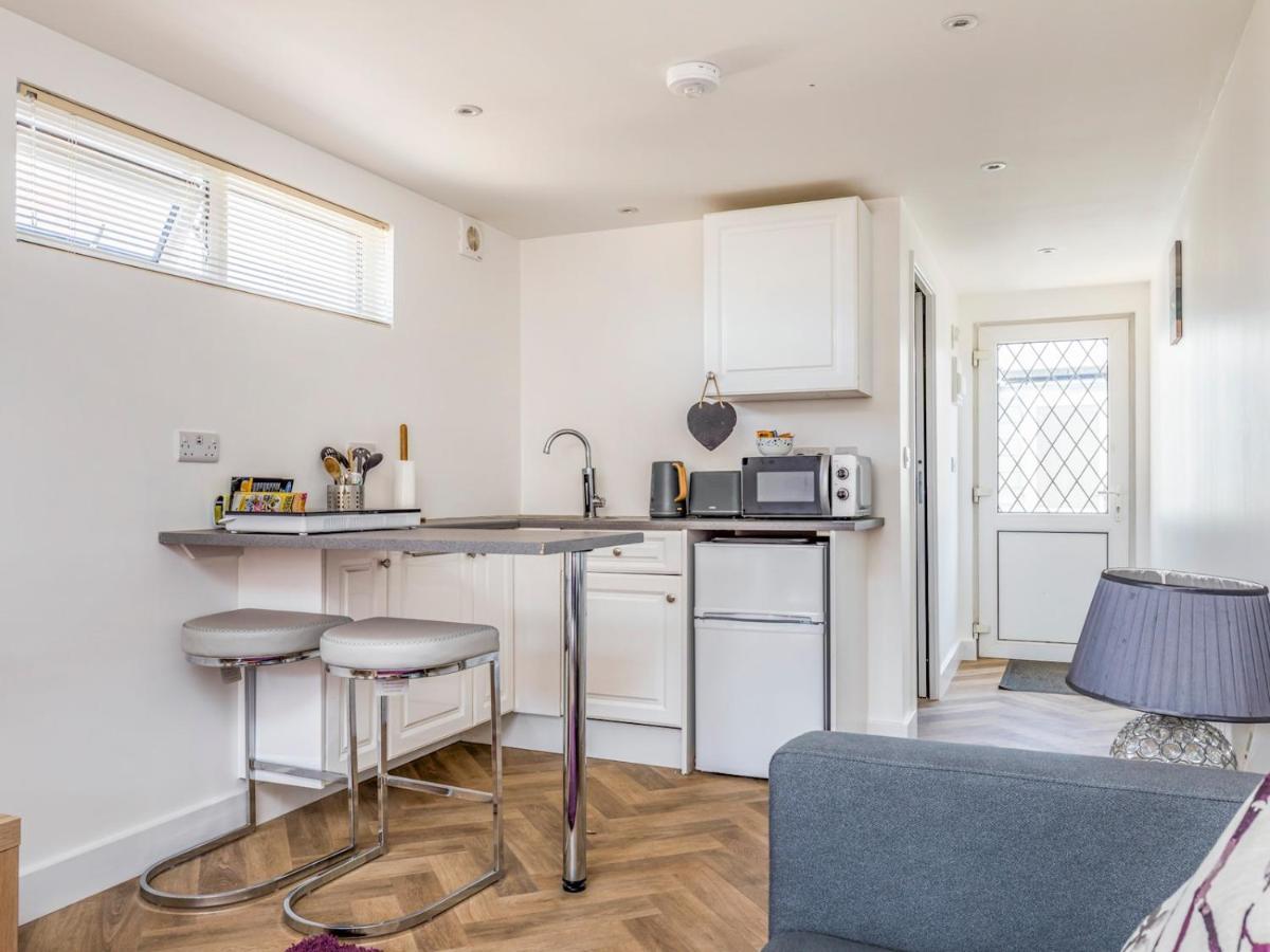 Pass The Keys Charming Chalet A Stones Throw From The Beach Chichester Exterior foto