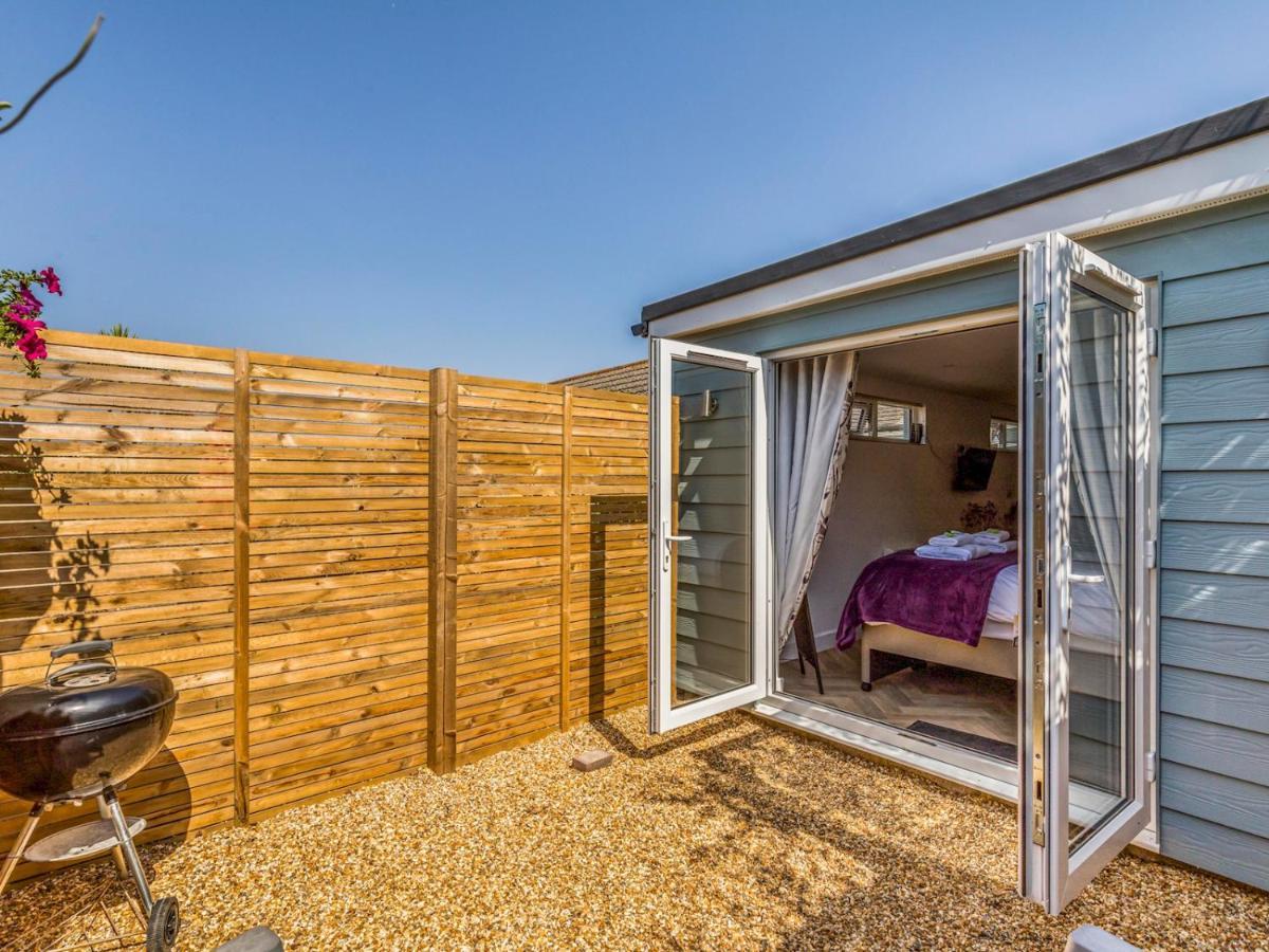 Pass The Keys Charming Chalet A Stones Throw From The Beach Chichester Exterior foto