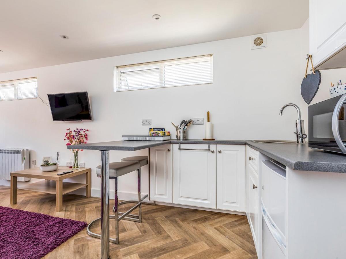 Pass The Keys Charming Chalet A Stones Throw From The Beach Chichester Exterior foto