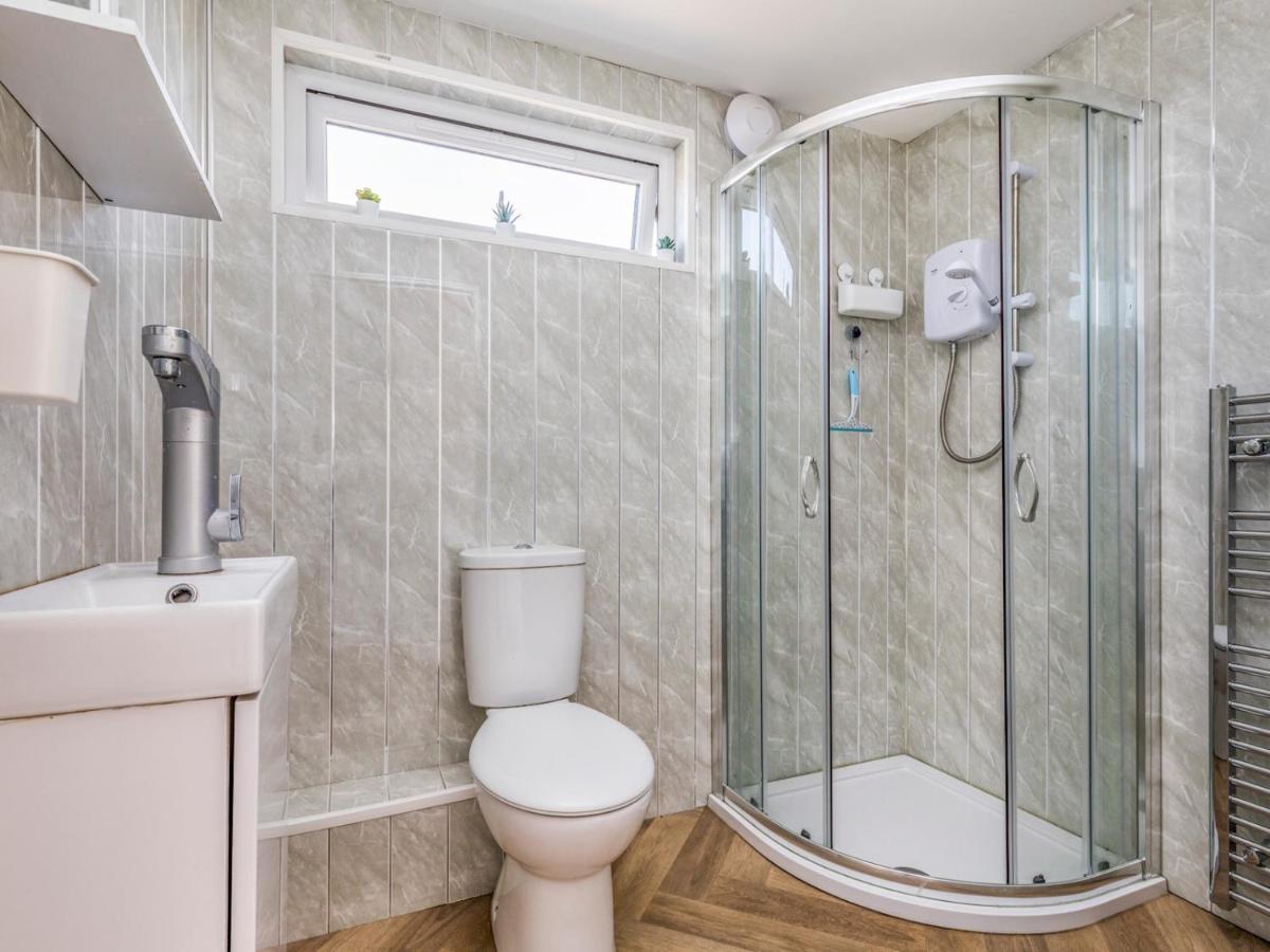 Pass The Keys Charming Chalet A Stones Throw From The Beach Chichester Exterior foto