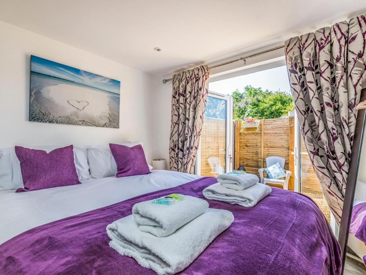 Pass The Keys Charming Chalet A Stones Throw From The Beach Chichester Exterior foto