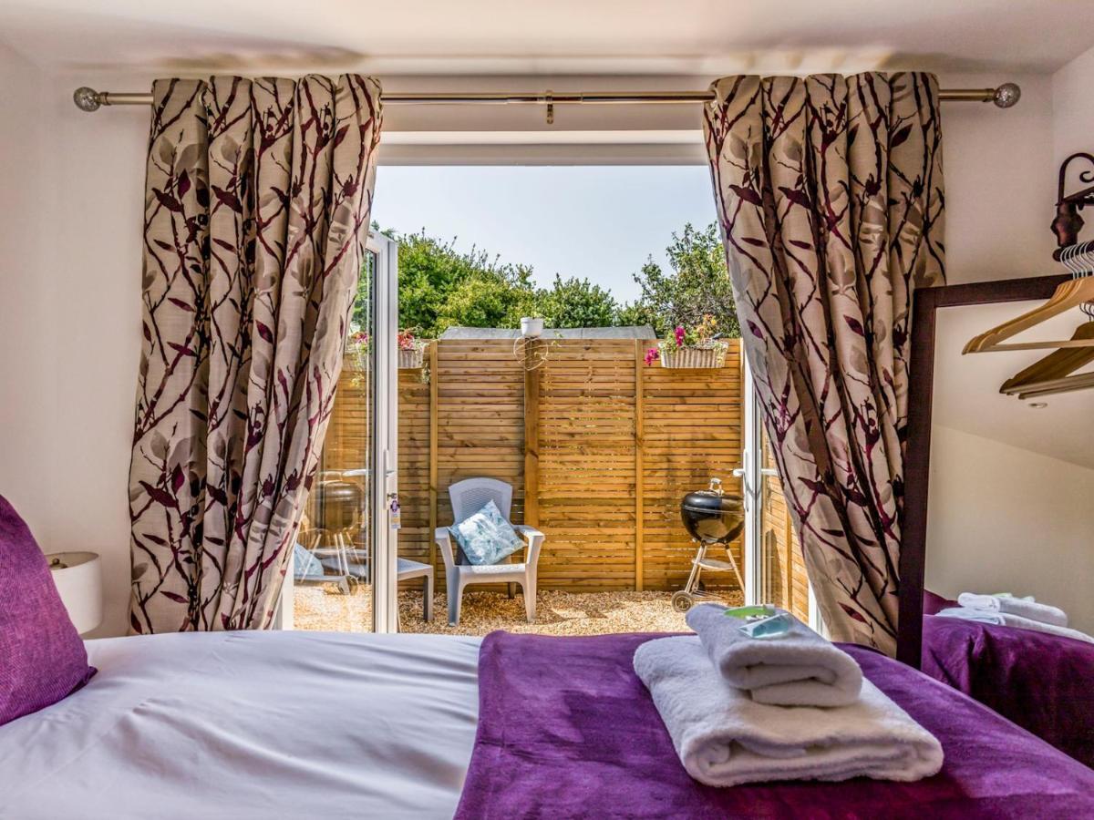 Pass The Keys Charming Chalet A Stones Throw From The Beach Chichester Exterior foto
