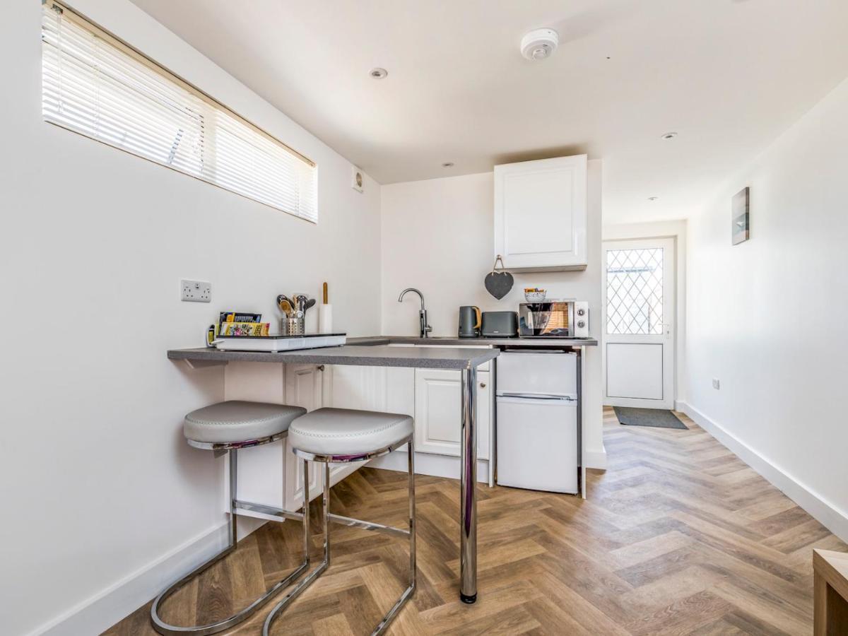Pass The Keys Charming Chalet A Stones Throw From The Beach Chichester Exterior foto